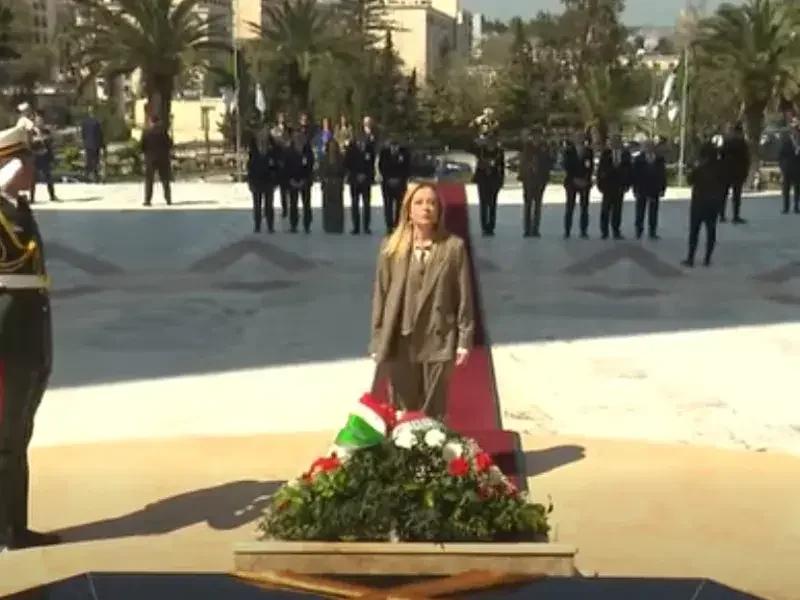 رئيسة مجلس الوزراء الإيطالي تضع إكليلا من الزهور أمام النصب التذكاري المخلد لشهداء الثورة التحريرية المجيدة