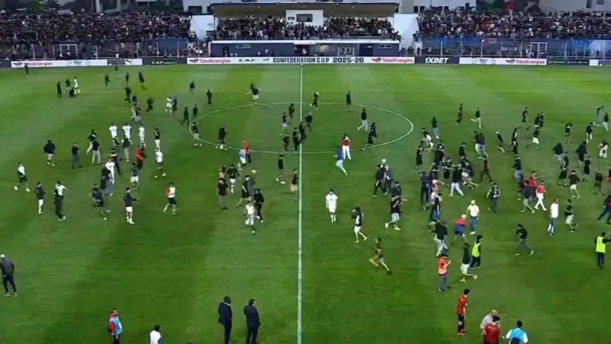 جمعية مغربية تفضح سلطات بلادها باستهداف فريق اتحاد العاصمة خلال مباراته مع فريق آسفي
