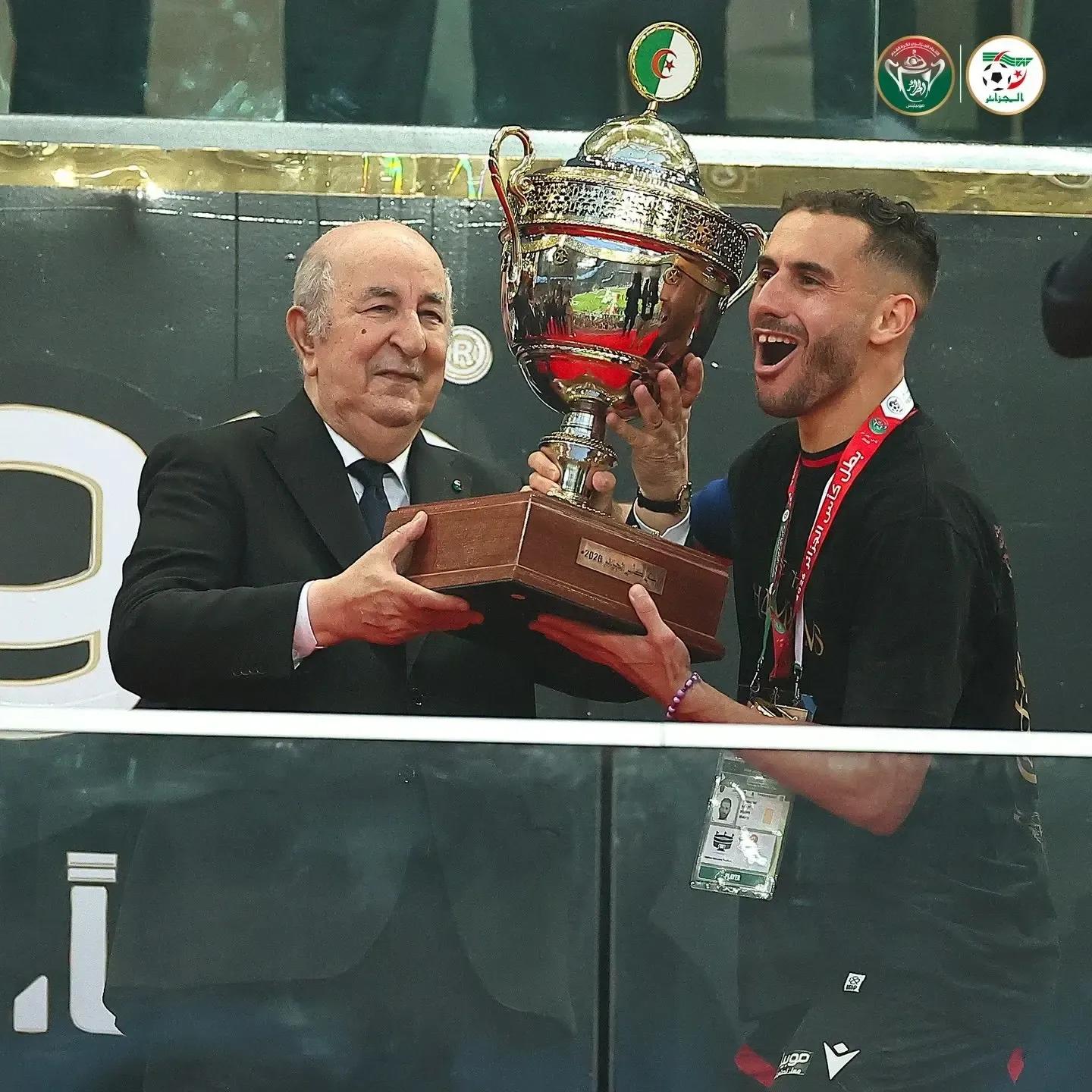 رئيس الجمهورية يسلم كأس الجزائر لكرة القدم إلى قائد فريق اتحاد العاصمة 