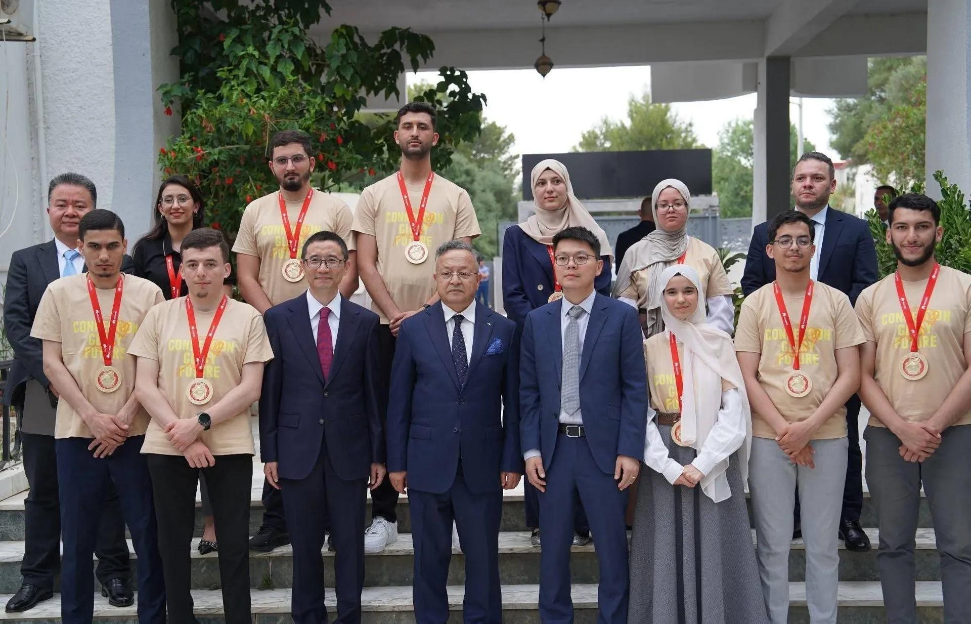 كمال بداري يكرّم أبطال الجزائر المتوجين بثلاث جوائز كبرى في نهائيات "Huawei ICT Competition"
