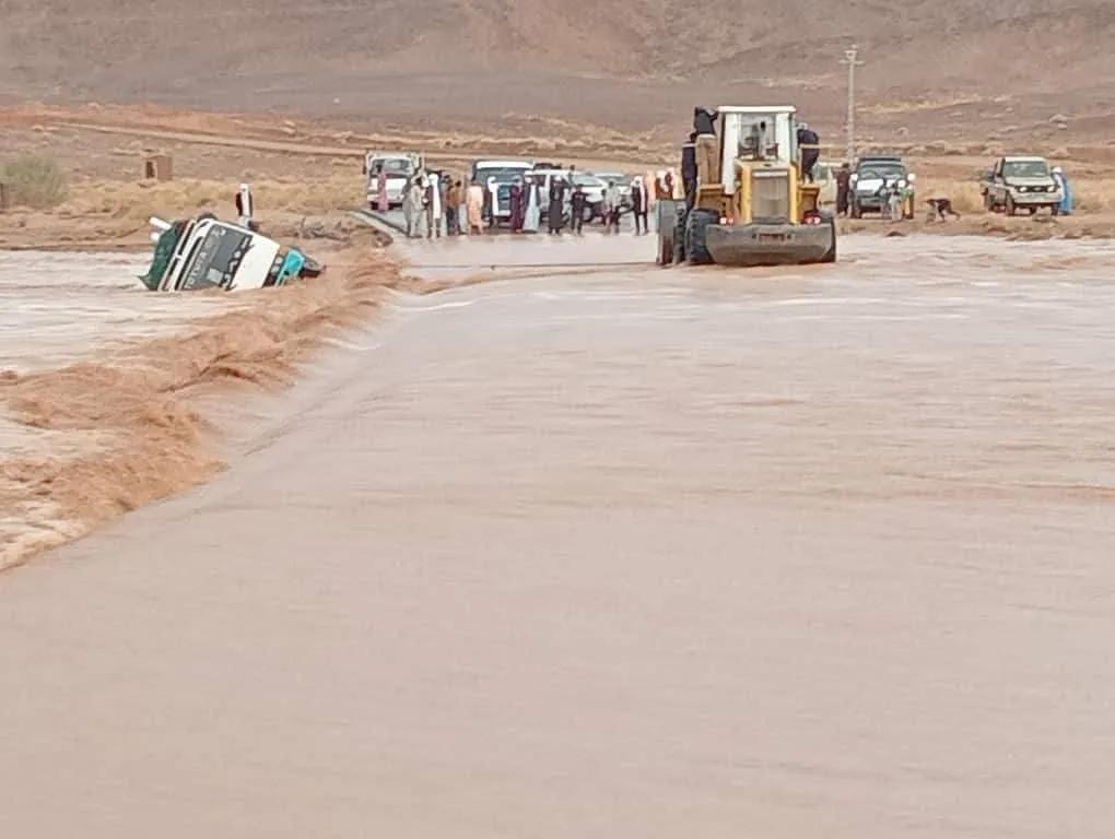  انقاذ 25 شخص إثر انقلاب حافلة في مجرى واد بولاية تامنغست