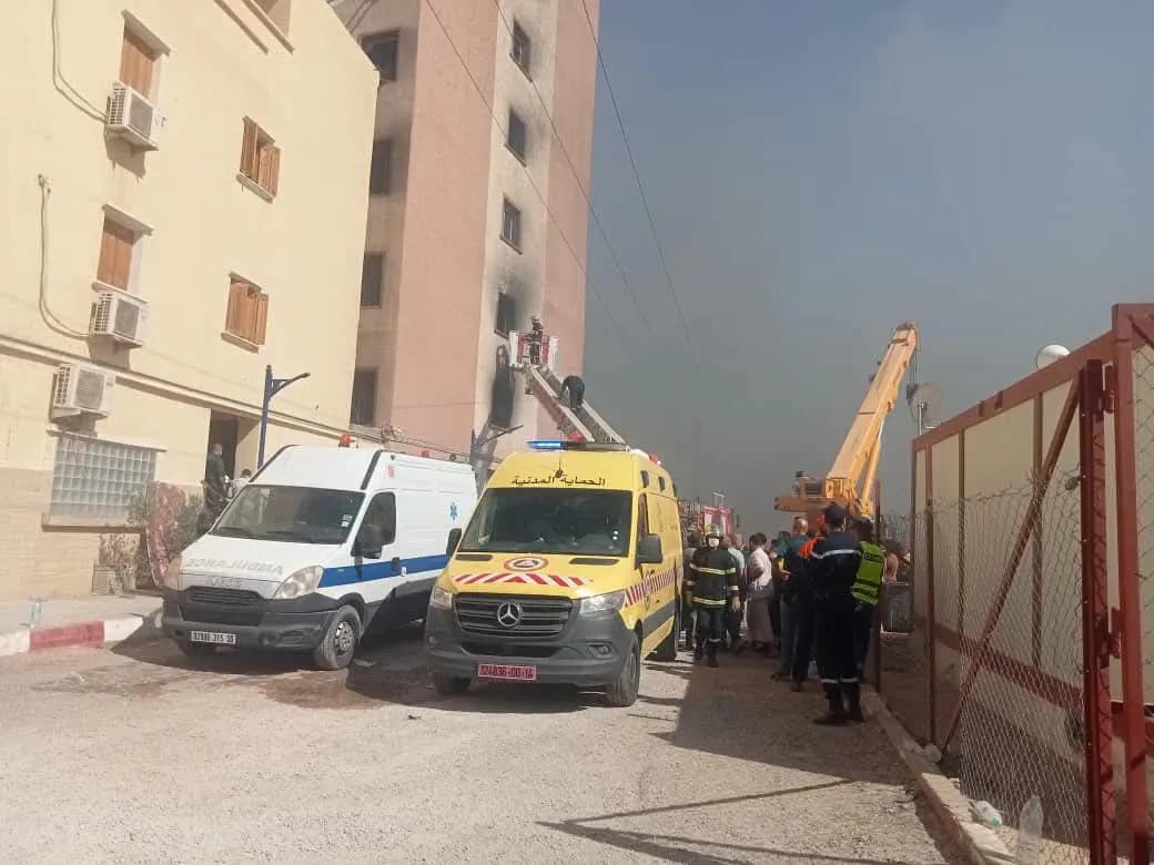 وفاة 3 أشخاص وإجلاء 45 آخرين كانوا عالقين في الطابق العلوي بمخزن بورقلة