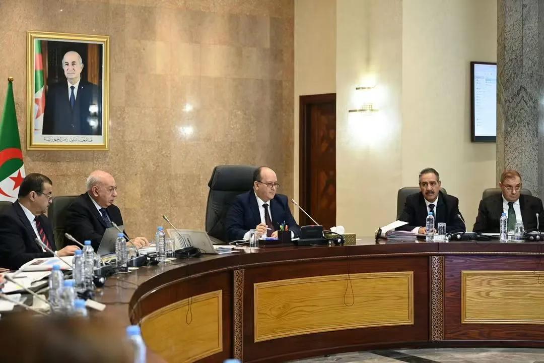 الوزير الأول يترأس إجتماعا للحكومة لدراسة عدد من العروض