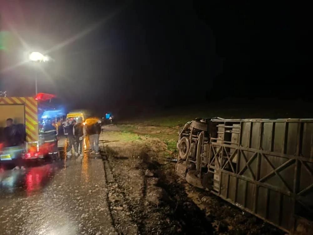 12 جريح في حادث انحراف وانقلاب حافلة لنقل المسافرين بالمدية