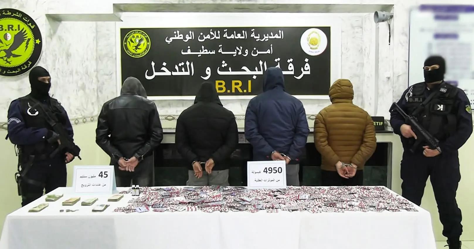 تفكيك شبكة إجرامية تتكون من 4 أشخاص وحجز 4950 كبسولة من المؤثرات العقلية واسترجاع مبلغ مالي بسطيف