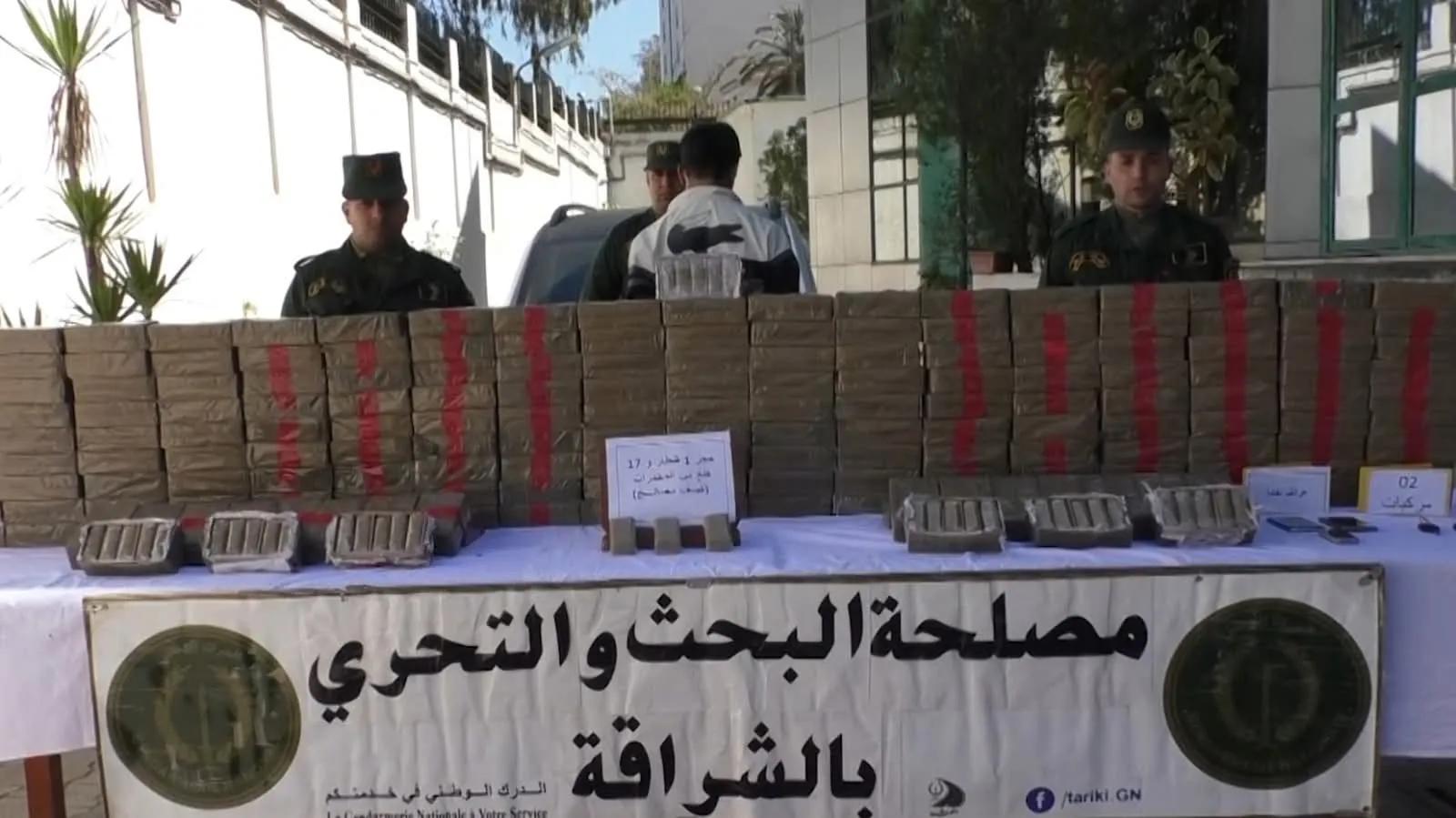 توقيف مهرب وحجز قنطار و17كغ من الكيف المعالج.