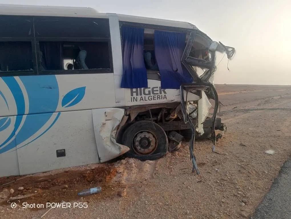 إصابة 9 اشخاص أثر إصطدام بين حافلة لنقل المسافرين وشاحنة بالمنيعة