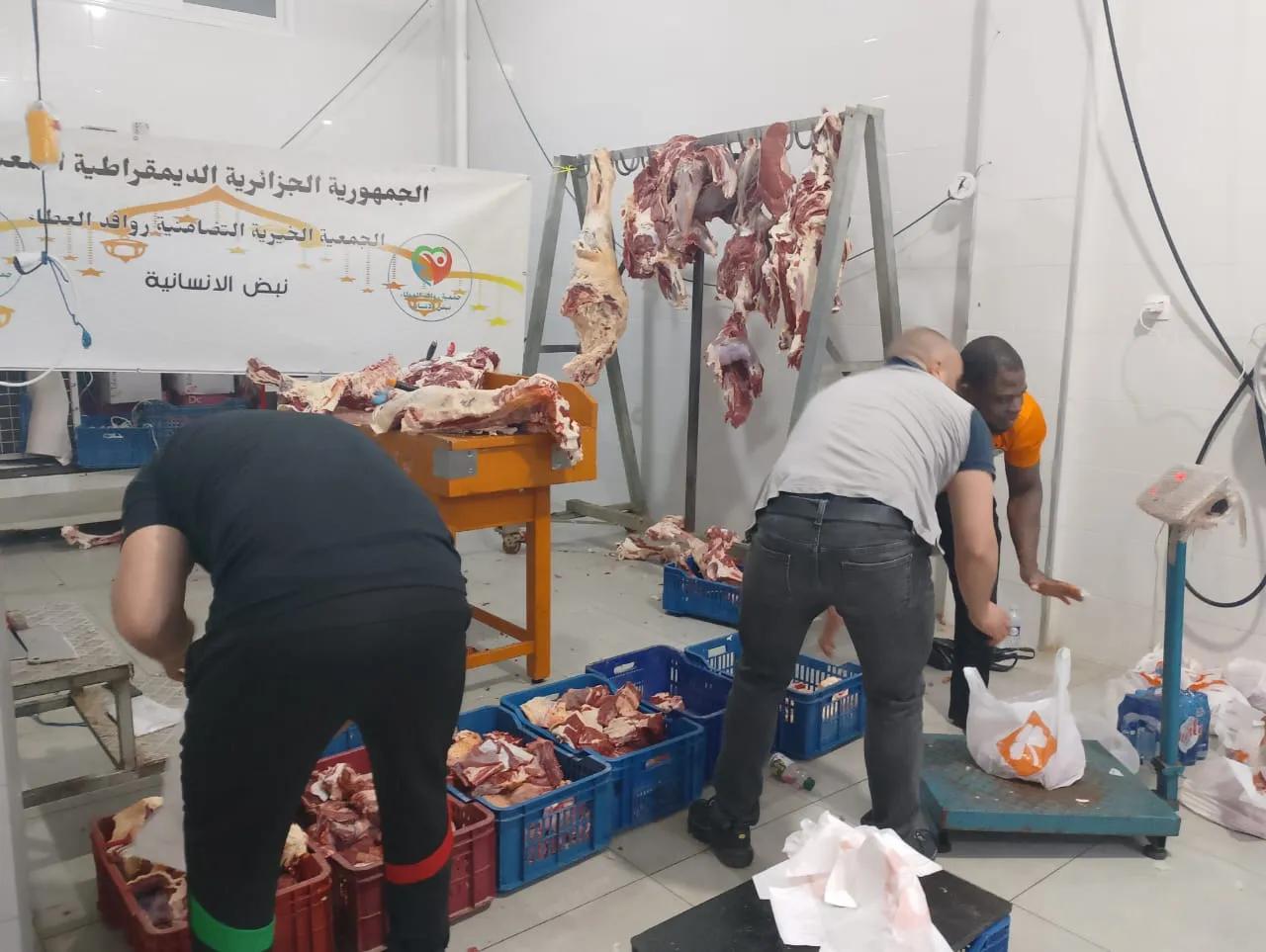 جمعية "روافد العطاء" توزع اللحوم لفائدة 250 عائلة محتاجة و100 وجبة ساخنة لفائدة مفترشي الطرق