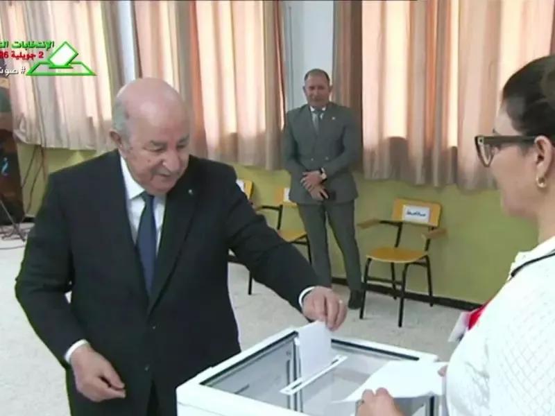 رئيـس الجمـهـورية يؤدي واجبه الانتخابي بالمدرسة الابتدائية أحمد عروة ببوشاوي