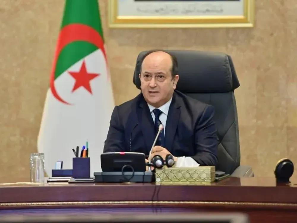 الوزير الأول يصل إلى مركز التحكم في منظومة الشبكة الوطنية للكهرباء بعد العطب التقني الذي مس المنشأة الكهربائية "سيدي عقبة"