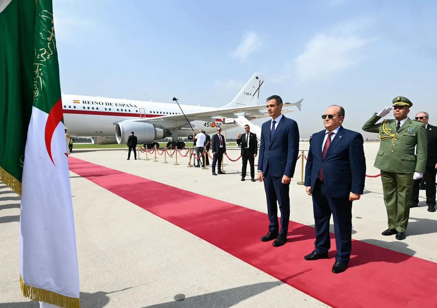 رئيس الحكومة الإسباني يحل بالجزائر في زيارة عمل وصداقة