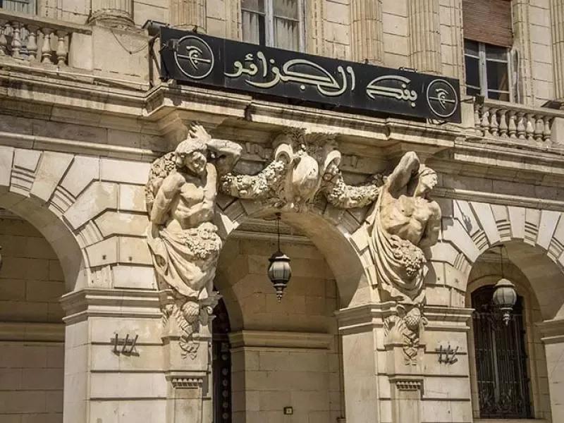بنك الجزائر: تعليمات لتسهيل إصدار بطاقات الدفع الدولية للمستفيدين من حق الصرف
