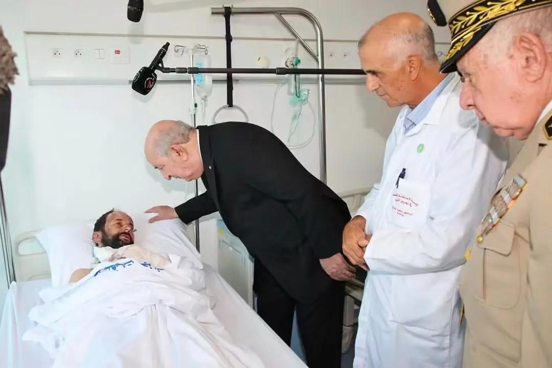 رئيس الجمهورية يتفقد بمستشفى الحروق الكبرى بزرالدة حالة المصابين الذين تم إجلاؤهم من الولايات المتضررة