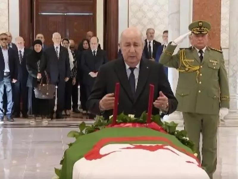 رئيس الجمهورية يلقي نظرة الوداع الأخيرة على مدير ديوان رئاسة الجمهورية، المرحوم بوعلام بوعلام