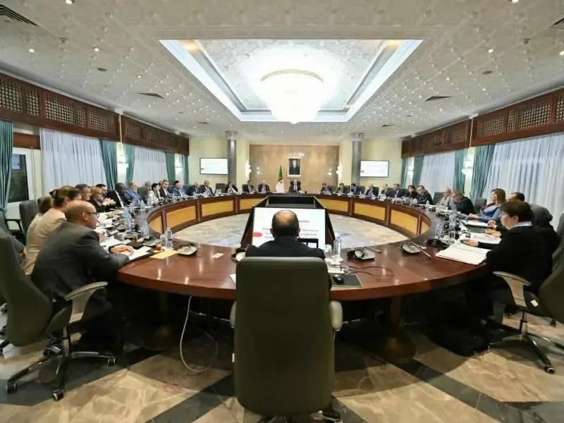 اجتماع الحكومة: التحضير للانتخابات المحلية ومتابعة الإجراءات الميدانية لانطلاق مشاريع السكك الحديدية في عدة ولايات