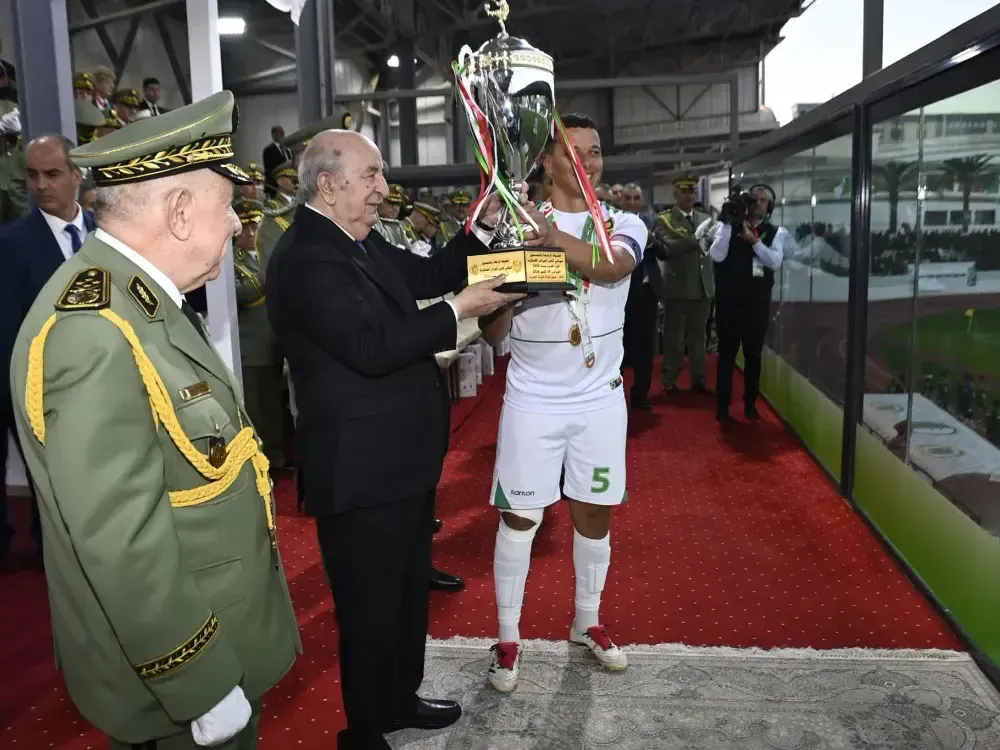نهائي الكأس العسكرية لكرة القدم: رئيس الجمهورية يسلم الكأس لقائد فريق قيادة القوات البحرية المتوج بنهائي الطبعة الـ54